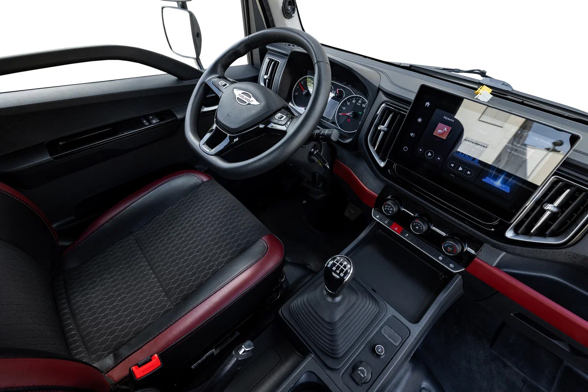 Фотография Forland 3 со сдвижным тентом