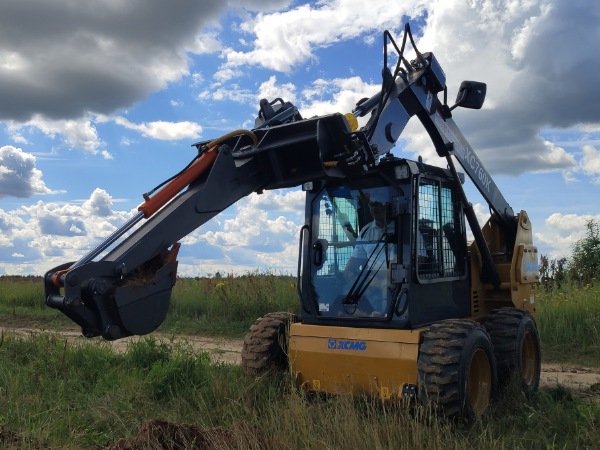 Мини-погрузчик XCMG XC760K