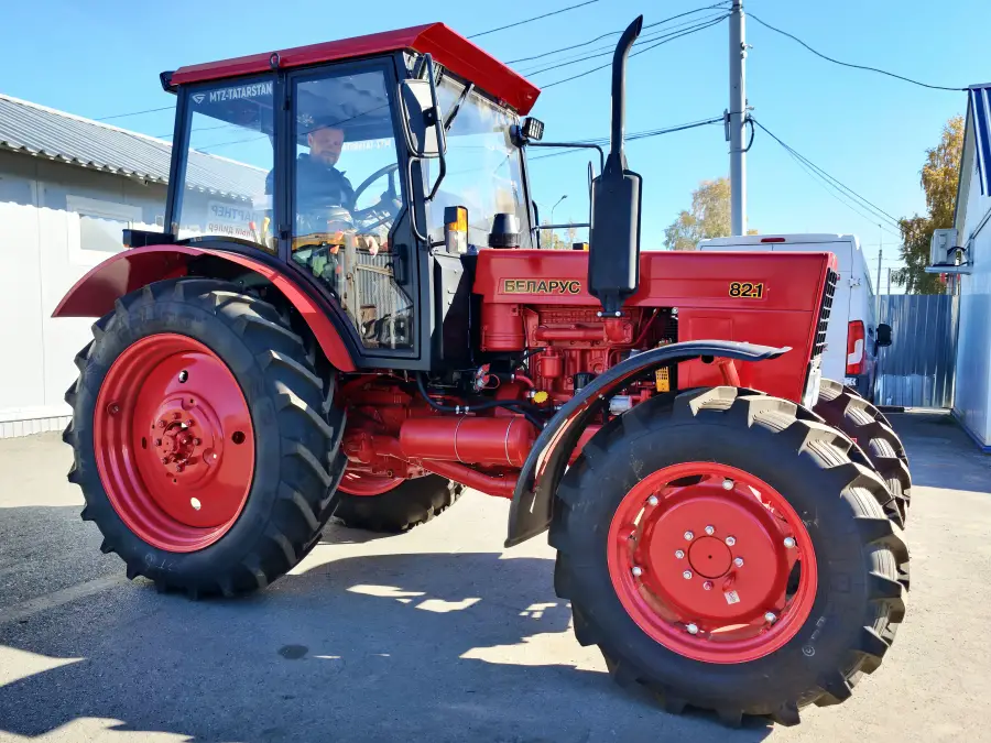 Фотография Трактор BELARUS 82.1 - низкопрофильная кабина