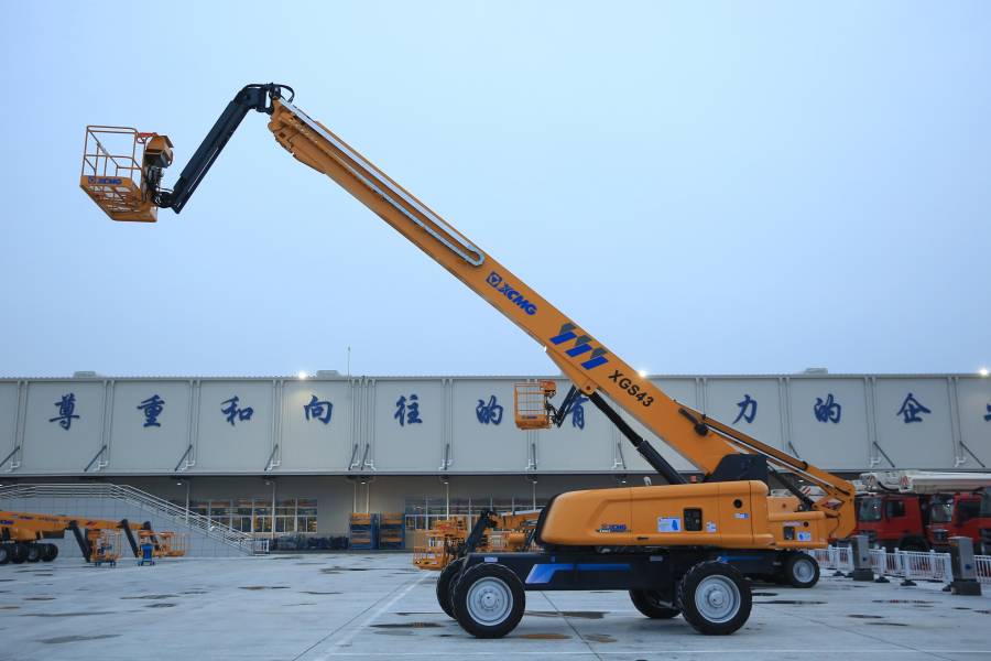 Фотография Телескопический дизельный подъемник XGS43