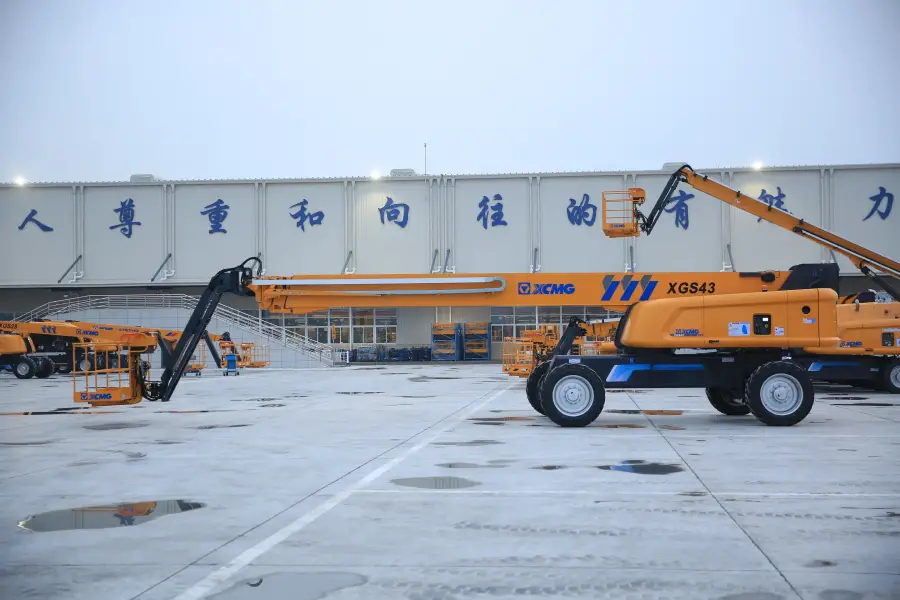 Фотография Телескопический дизельный подъемник XGS43