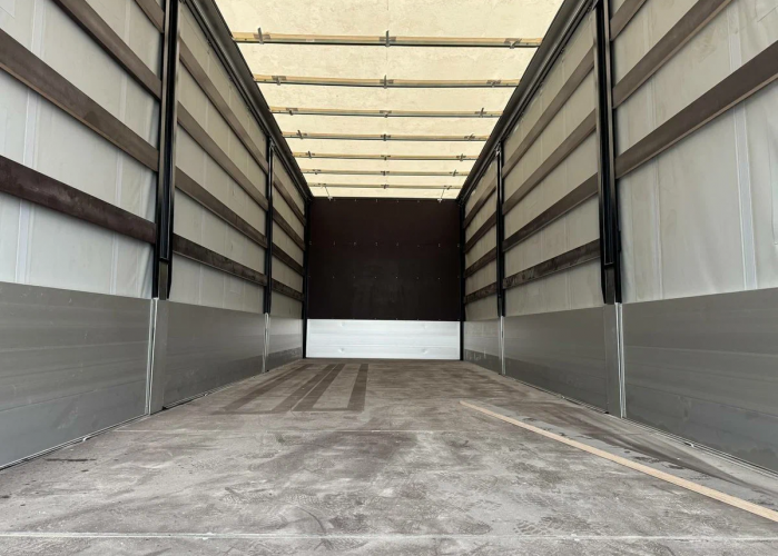 Фотография Forland 12 со сдвижным тентом