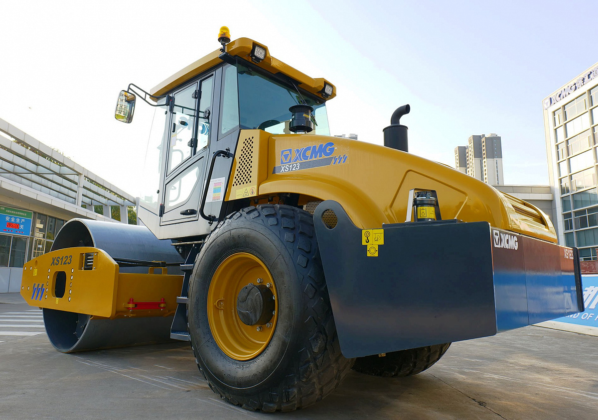 Фотография Каток одновальцовый грунтовый с гидравлическим полным приводом XS123