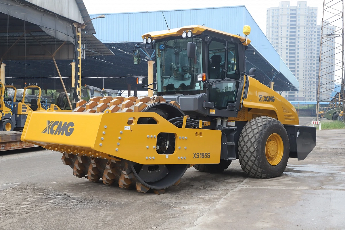 Фотография Каток одновальцовый грунтовый с гидравлическим полным приводом XS185S